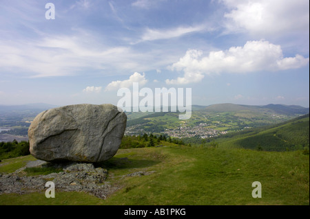 Der Slieve Martin schaut auf Rostrevor Cloughmore Stein Stockfoto