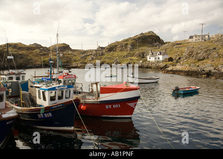 UK Schottland Western Isles Outer Hebrides Harris Angelboote/Fischerboote im Hafen von Stocinis Stockfoto