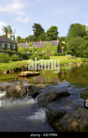 vertikale am Fluss Kilbroney im Dorf Rostrevor county down Stockfoto