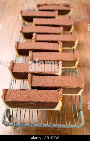 Rechteckige Schokolade Torte mit Kakaopulver in Stücken FoodCollection Stockfoto