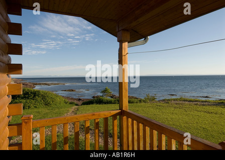 Blockhaus und Deck entlang der Bucht Chaleur in New Brunswick, Kanada Stockfoto