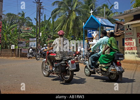 Motorräder und Motorroller sind das wichtigste Transportmittel in und um Anjuna Goa Indien Stockfoto