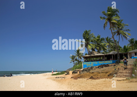 Helle Sand Palmen und Strandcafé Anjuna Beach Goa Indien Stockfoto