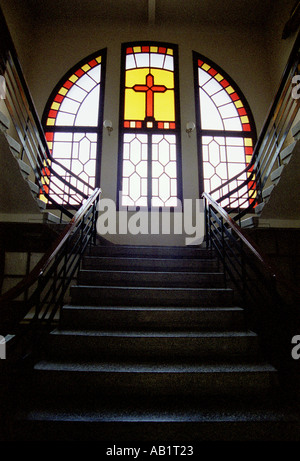 Glasmalerei Fenster Treppen roten Kreuz Wahrzeichen symbolische Erde Feuer Wind Wasser ruhige Porträt Heil Schrein Gebet wichtigsten ama Stockfoto