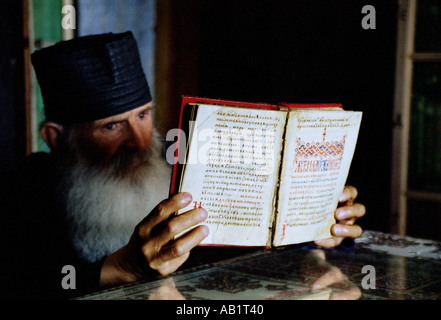 Bulgarische Mönch Pahomii Holding alte Buch Finger alte Bulgarien Geschichte Erbe sichere Bibliothek Bibliothekar weißen Bart Griechenland griechische tr Stockfoto