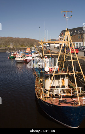 UK Schottland Western Isles Outer Hebrides Lewis Stornoway Angelboote/Fischerboote im Innenhafen Stockfoto