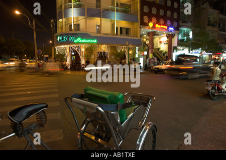 Cyclo Rikscha gegenüber beliebte Allez Boo Bar und Restaurant Pham Ngu Lao Bezirk Ho Chi Minh City, Vietnam Stockfoto