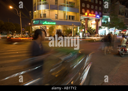 Fahrer schiebt Pedal Rikscha vor Allez Boo Bar und Restaurant Pham Ngu Lao Bezirk Ho Chi Minh City, Vietnam Stockfoto