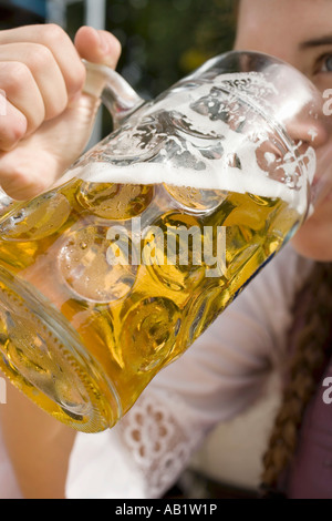 Frau trinkt einen Liter helles Bier Oktoberfest München FoodCollection Stockfoto