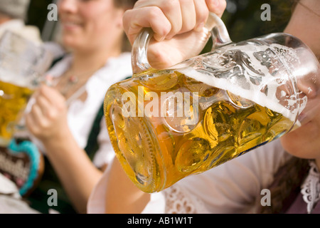 Frau trinkt einen Liter helles Bier Oktoberfest München FoodCollection Stockfoto