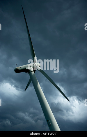 WINDTURBINE GEGEN STÜRMISCHEN BLAUEN HIMMEL Stockfoto