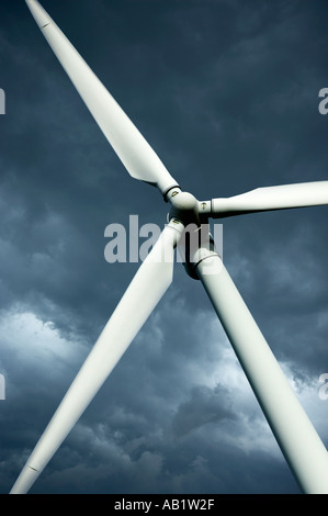 WINDTURBINE GEGEN STÜRMISCHEN BLAUEN HIMMEL Stockfoto