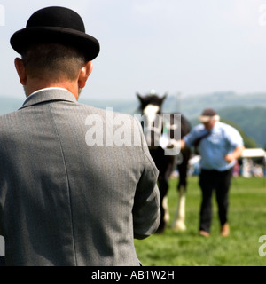 Sicht nach hinten über die Schulter eines Mannes in Melone Beurteilung Shire Horse Wettbewerb Aberystwyth Agricultural show 9. Juni 2007 Stockfoto