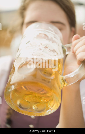 Frau trinkt einen Liter Bier Oktoberfest München FoodCollection Stockfoto