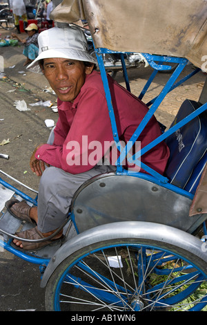 Cyclo-Rikscha-Fahrer wartet auf Kunden Binh Tay Markt Cholon Ho Chi Minh City, Vietnam Stockfoto