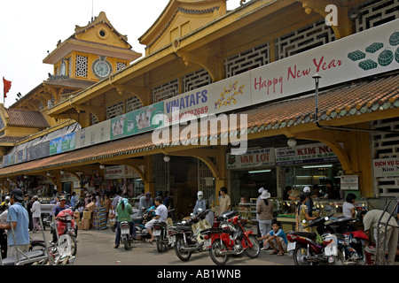 Eingang zum Binh Tay Markt mit Uhrturm Cholon-Ho-Chi-Minh-Stadt-Vietnam Stockfoto