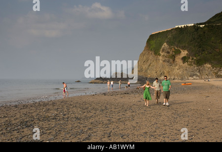 Menschen gehen im Sommer auf sandigen Tresaith Strand Cardigan Bay Ceredigion Küste West Wales UK Stockfoto