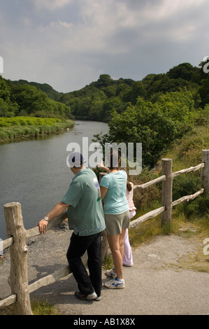 Familie, Blick auf den Fluss Teifi an Wildtieren und Feuchtgebiete Zentrum Cilgerran Pembrokeshire nahe Cardigan von Wales Stockfoto