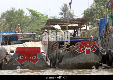 Flussschiffe zusammengebunden in Cai Be schwimmenden Markt in der Nähe von Vinh Long Mekong Delta Vietnam Stockfoto