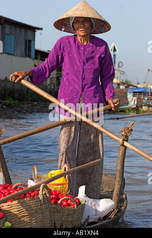 Frau in konische Hut Reihen Boot mit Körben von Wachs Äpfel Cai Ran schwimmenden Markt in der Nähe können Tho Vietnam Stockfoto