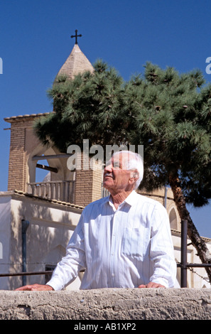 Ältere armenischen Mann vor einer Kirche im armenischen Viertel, Esfehan, Iran, Naher Osten Stockfoto