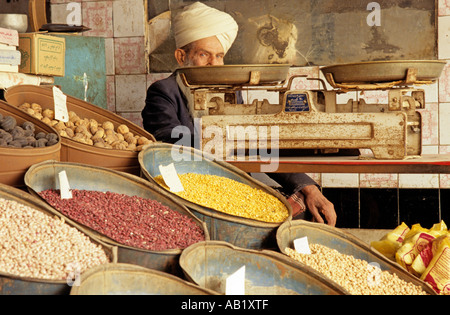Ältere Ladenbesitzerin mit einheimischen Nahrungsmittel produzieren, Esfehan, Iran, Naher Osten Stockfoto