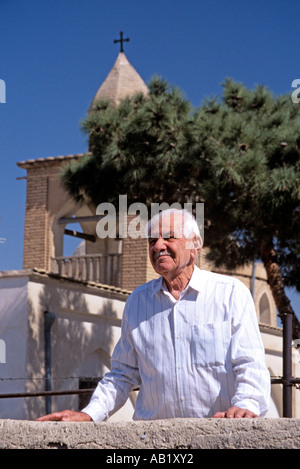 Ein armenische Mann posiert vor einer Kirche in einem armenischen Viertel im Esfehan Iran Stockfoto