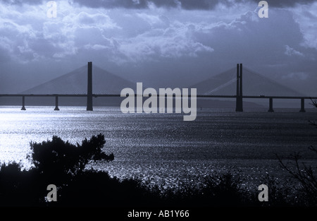 Die Prince of Wales Bridge oder die zweite Severn Crossing von der Wye Bridge in Beachley Gloucestershire England aus gesehen Stockfoto