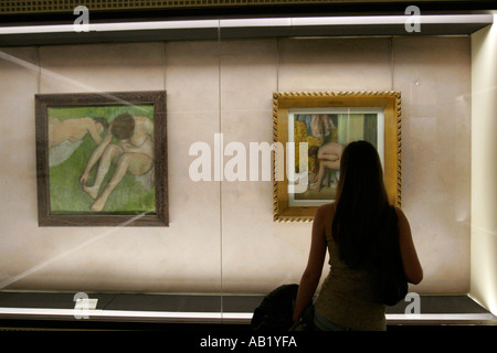 Frau Kunst an der Musée D Orsay zu beobachten Stockfoto