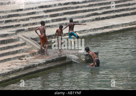 Vier jungen springen und Schwimmen im Banganga Tank Malabar Hill East Bombay Stockfoto