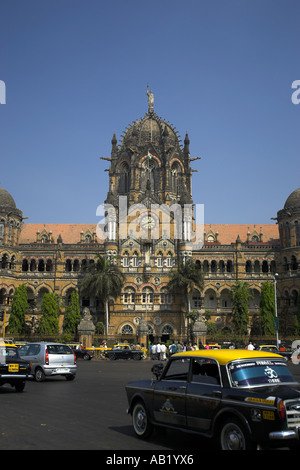 Schwarz-gelbe Taxis pass Victoria Terminus städtischen Bahnhof Mumbai Bombay Stockfoto