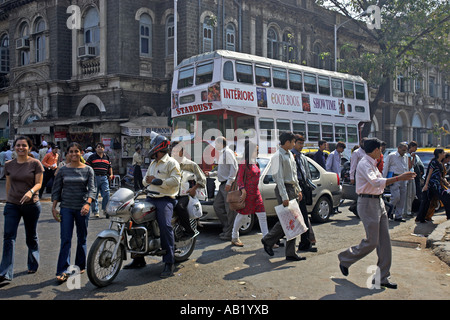 Weiß, double Decker Bus Fußgänger und Verkehr auf der Straße gegenüber dem Bahnhof Victoria Terminus Mumbai Stockfoto