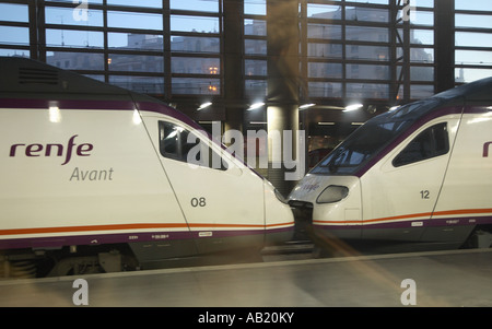 Zwei Renfe AVE Züge im Bahnhof Atocha, Madrid, Spanien Stockfoto