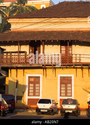 Restaurierte Pastell farbigen kolonialen Gebäude mit Balkon Fontainhas Panjim Goa Indien Stockfoto