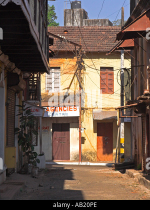 Pastelle farbigen Kolonialbauten säumen die Gassen Fontainhas Panjim Goa Stockfoto