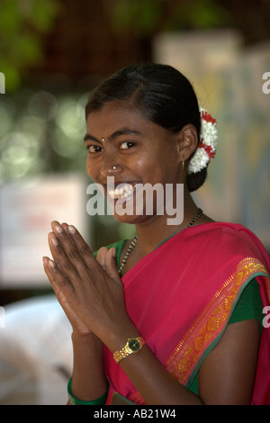Lächelnde junge Frau Tänzerin bei der Sahakari Spice Farm Ponda Goa Indien Stockfoto