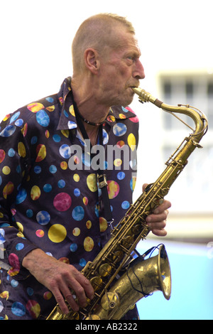 Saxophonist Nik Turner früher von Hawkwind mit seiner Band an der jährlichen Brecon Jazz Festival Powys Mid Wales UK Stockfoto