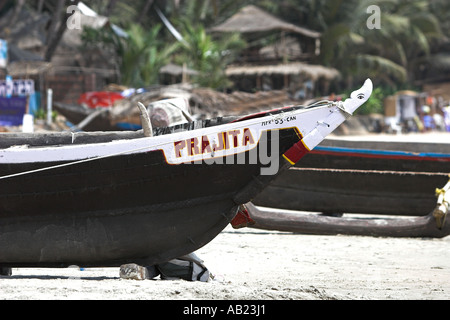 Outrigger Boote am Strand von Goa Südindien Palolem öffnen Stockfoto