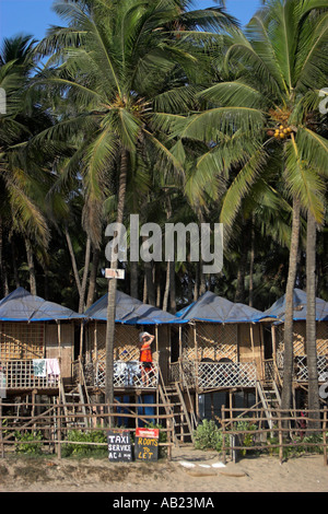 Bungalows auf Stelzen unter Palmen am Strand von Palolem Süd Goa-Indien Stockfoto