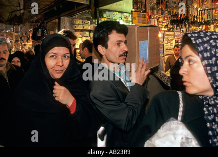 Käufer auf einem Basar in Teheran-Iran Stockfoto