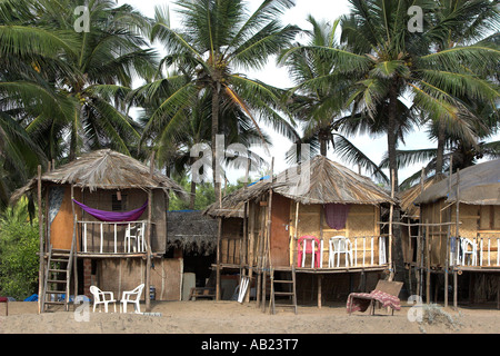 Hütten auf Stelzen am ruhigen Agonda Beach Goa-Südindien Stockfoto
