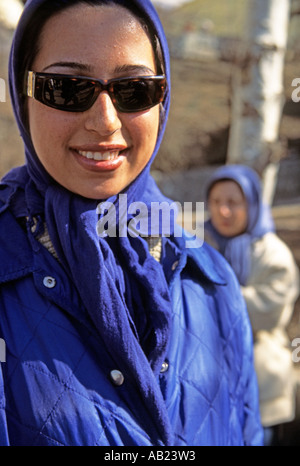 Junge Frau trägt blaue Kopftuch und einer Sonnenbrille, Porträt, Teheran, Iran, Naher Osten Stockfoto