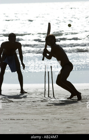 Beach-Cricket mit Fledermaus sticks für Stümpfe und Tennisball Fatrade Strand in Goa Südindien Stockfoto