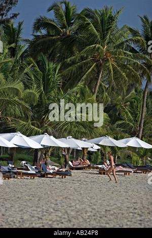 Palmen und stilvoll Schatten Sonnenschirme am Leela-Luxus-Resort Mobor Beach Goa Indien Stockfoto