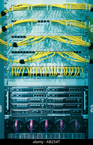 Netzwerk-Kabel und Computer-Switches in einem Netzwerk Kabel Und Schalter in Einem Schaltschrank-rack Stockfoto