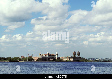 ELLIS ISLAND New York Freiheitsstatue Liberty New Yorker Hafen New York City USA Amerika Americana helle weiße flauschige Wolken Stockfoto