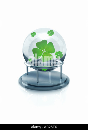 4 leaved Clover in einer Sphäre vierblättrigen in Hellseherkugel Stockfoto