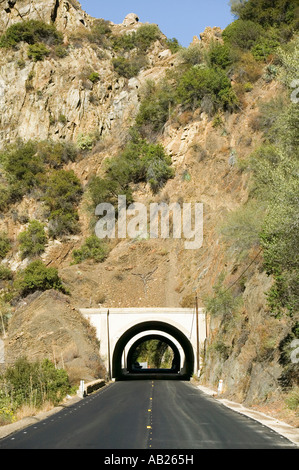 Landstraße führt zu einem Tunnel durch einen Berg auf der Autobahn 33 in Ojai Ventura County in Kalifornien Stockfoto