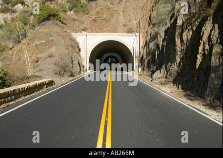 Doppelter gelber Linie führt zu einem Tunnel durch einen Berg auf der Autobahn 33 in Ojai Ventura County in Kalifornien Stockfoto