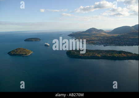 Luftaufnahme des Porcupine Inseln Franzose Bay und Holland America Kreuzfahrtschiff im Hafen von Acadia Nationalpark Maine Stockfoto